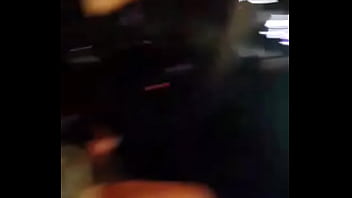 Siririca no carro dirigindo