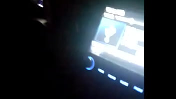 Siririca no carro dirigindo