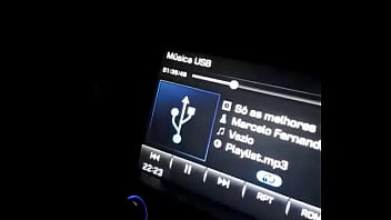 Siririca no carro dirigindo