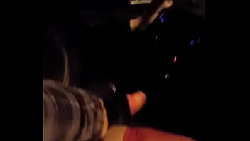 Siririca no carro dirigindo