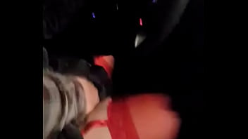 Siririca no carro dirigindo