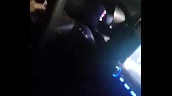 Siririca no carro dirigindo