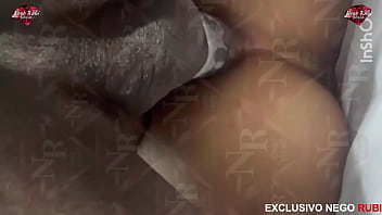 Marido descobre que sua esposa está traindo ele e no final assume ser corno e bete punheta vendo seus vídeos dando pra um preto do pau enorme