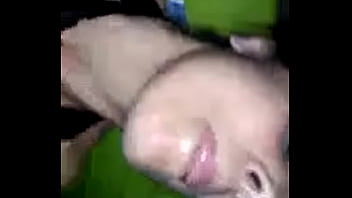 Vibrador na cona e leite na boca