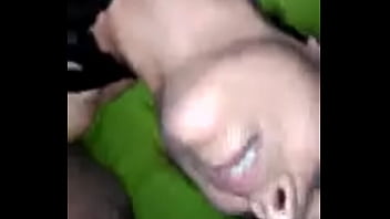 Vibrador na cona e leite na boca