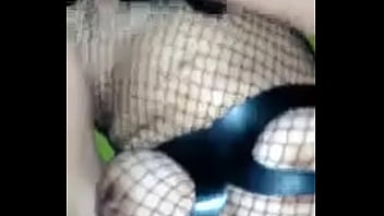 Vibrador na cona e leite na boca