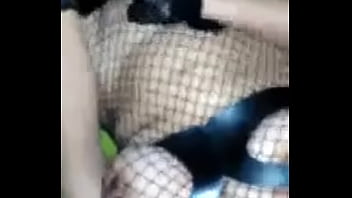 Vibrador na cona e leite na boca