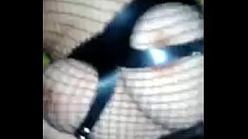 Vibrador na cona e leite na boca