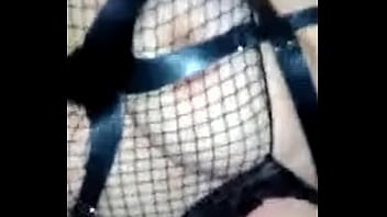 Vibrador na cona e leite na boca