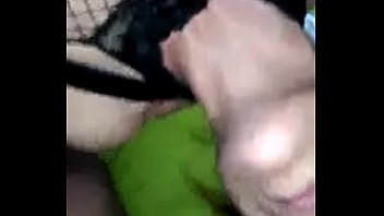 Vibrador na cona e leite na boca