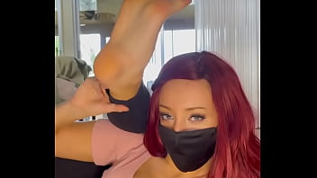 Mulher mostrando sua solas lindas