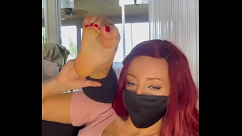 Mulher mostrando sua solas lindas