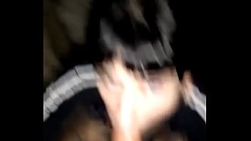 La mejor amiga de mi novia no aguantó y me la chupó en la calle