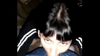 La mejor amiga de mi novia no aguantó y me la chupó en la calle