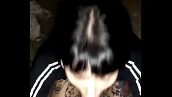 La mejor amiga de mi novia no aguantó y me la chupó en la calle