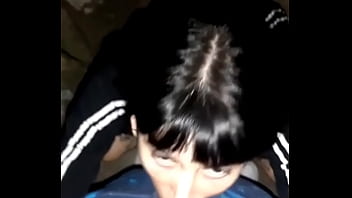La mejor amiga de mi novia no aguantó y me la chupó en la calle