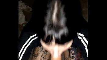 La mejor amiga de mi novia no aguantó y me la chupó en la calle