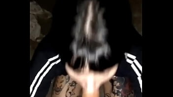 La mejor amiga de mi novia no aguantó y me la chupó en la calle