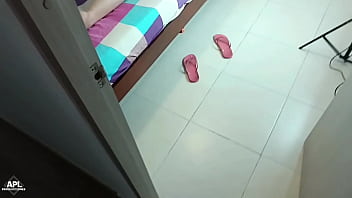 Esta vez mi compañera de cuarto me espero con muy poca ropa y en mi cama la muy cachonda no se quizo subir a la cama si no en mi polla parte 1