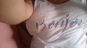 Una dulce jovencita muy ardiente desea que la chupen en el coño y que pasen su lengua en su clitores esta exitada y se masturba para quitarse esas ganas