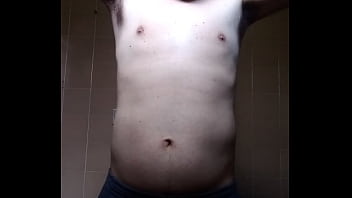 Homem sem camisa se mostrando