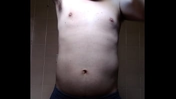 Homem sem camisa se mostrando