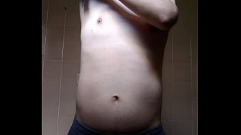 Homem sem camisa se mostrando