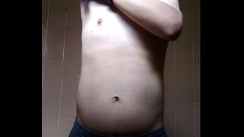 Homem sem camisa se mostrando