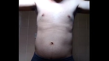 Homem sem camisa se mostrando