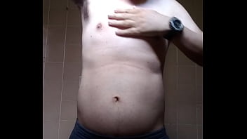 Homem sem camisa se mostrando