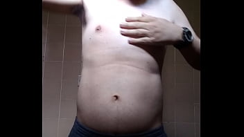 Homem sem camisa se mostrando