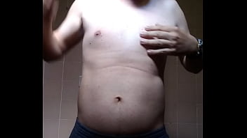 Homem sem camisa se mostrando