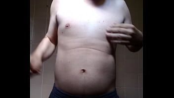 Homem sem camisa se mostrando