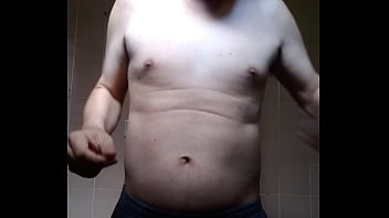 Homem sem camisa se mostrando