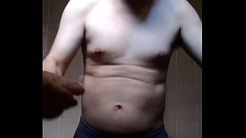 Homem sem camisa se mostrando