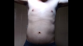 Homem sem camisa se mostrando