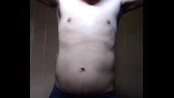 Homem sem camisa se mostrando