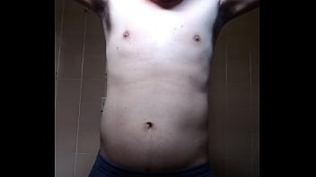 Homem sem camisa se mostrando