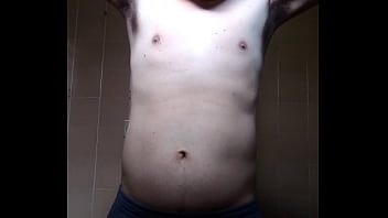 Homem sem camisa se mostrando