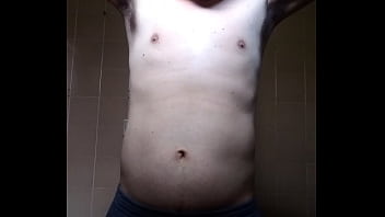 Homem sem camisa se mostrando