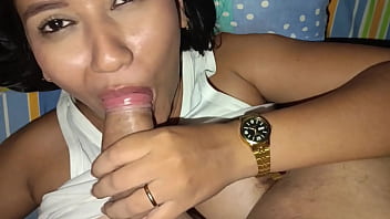 Padrastro pervertido y cochino entra a la habitacion de su hijastra de rostro hermoso en medio de la noche le pasa la verga por la boca