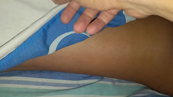 Padrastro pervertido y cochino entra a la habitacion de su hijastra de rostro hermoso en medio de la noche le pasa la verga por la boca