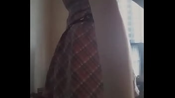 Me pongo la minifalda para azotarme el culo