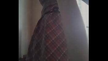 Me pongo la minifalda para azotarme el culo