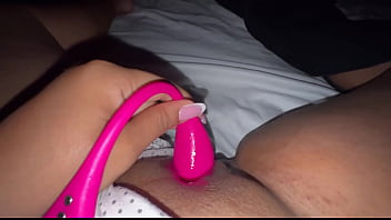 Mira como me masturbo antes de irme al trabajo