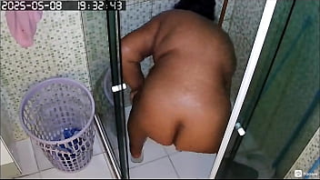 Camera escondida grava vizinha gostosa e gordinha se depilando sua grande buceta