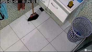 Camera escondida grava vizinha gostosa e gordinha se depilando sua grande buceta