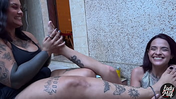 Skinny woman and bbw milf exchanging skills subtitled in english