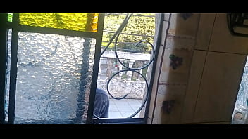 Espiei minha madrasta tomando banho e ela me castigou com sua enorme bunda