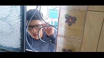 Espiei minha madrasta tomando banho e ela me castigou com sua enorme bunda